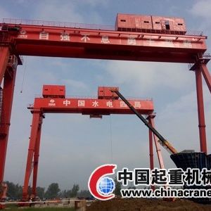 中國水電四局徐鹽鐵路2標兩臺450噸跨線龍門吊拼裝完成